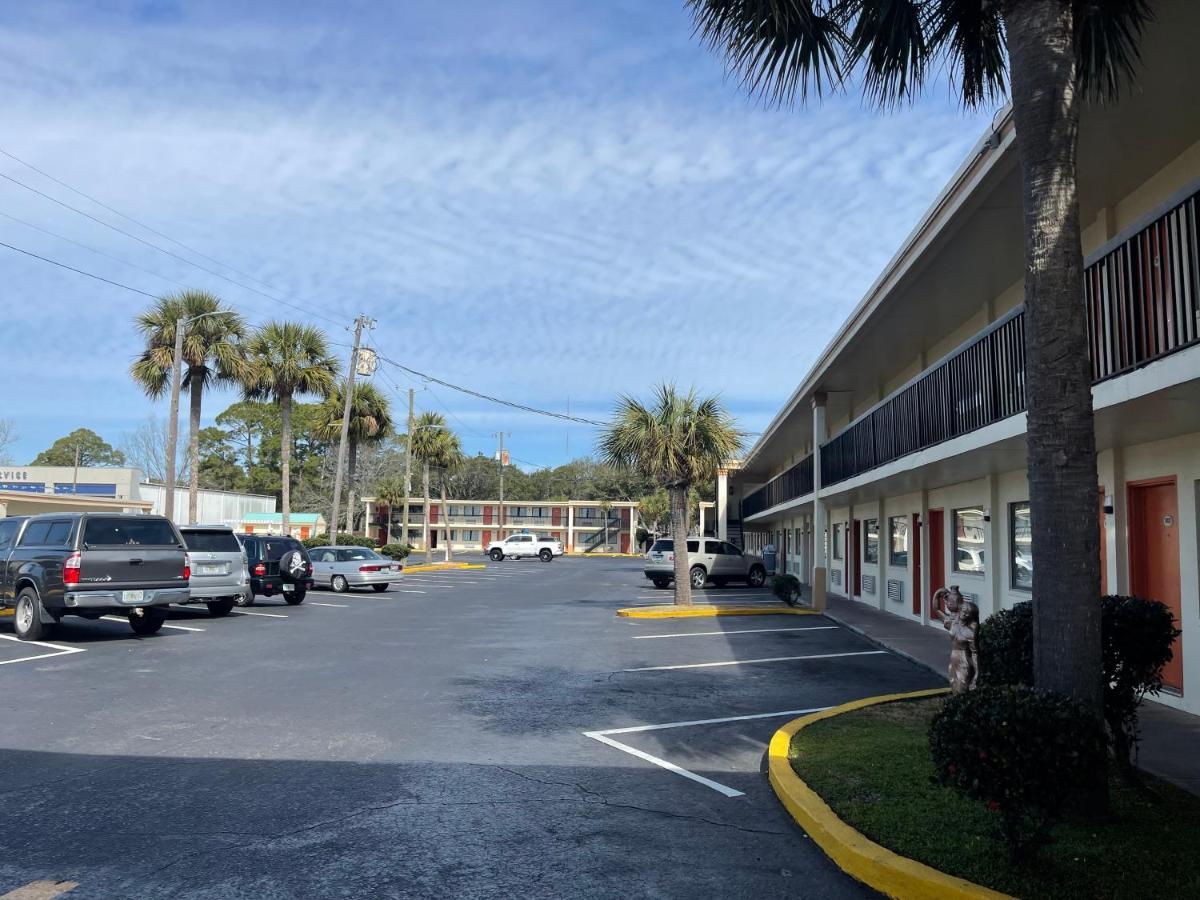 Hole Inn The Wall Hotel - Fort Walton Beach - Sunset Plaza - Nearby Beaches & Hurlburt Dış mekan fotoğraf