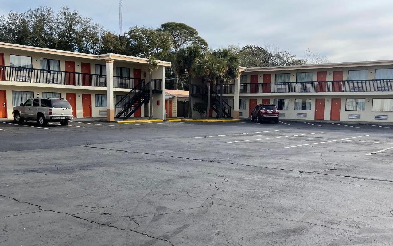 Hole Inn The Wall Hotel - Fort Walton Beach - Sunset Plaza - Nearby Beaches & Hurlburt Dış mekan fotoğraf