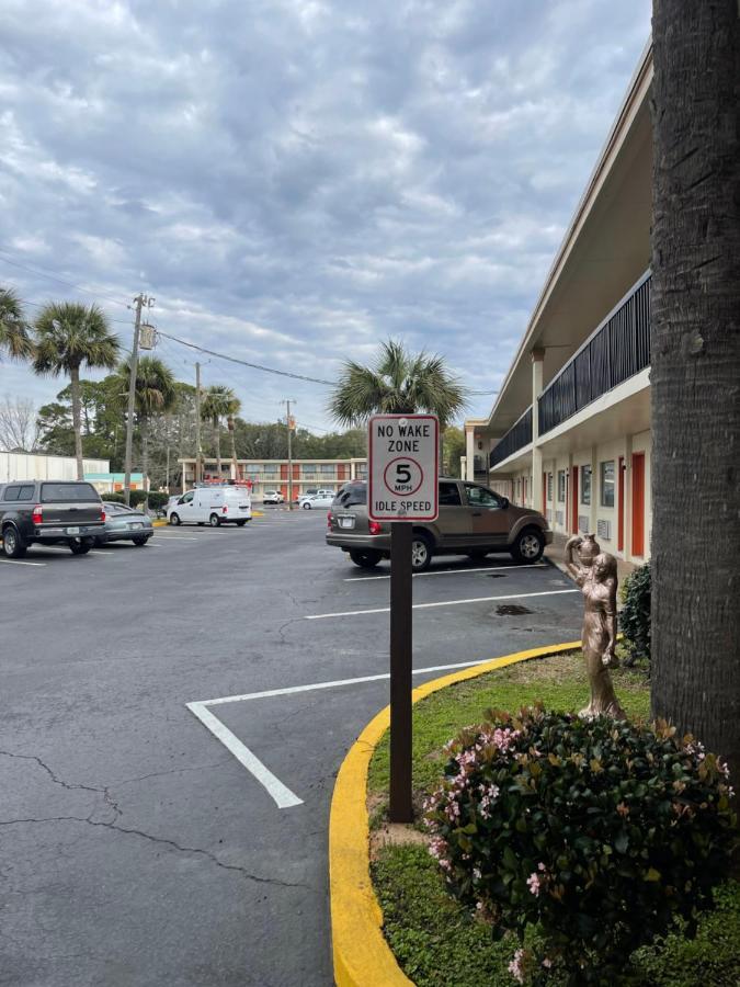 Hole Inn The Wall Hotel - Fort Walton Beach - Sunset Plaza - Nearby Beaches & Hurlburt Dış mekan fotoğraf