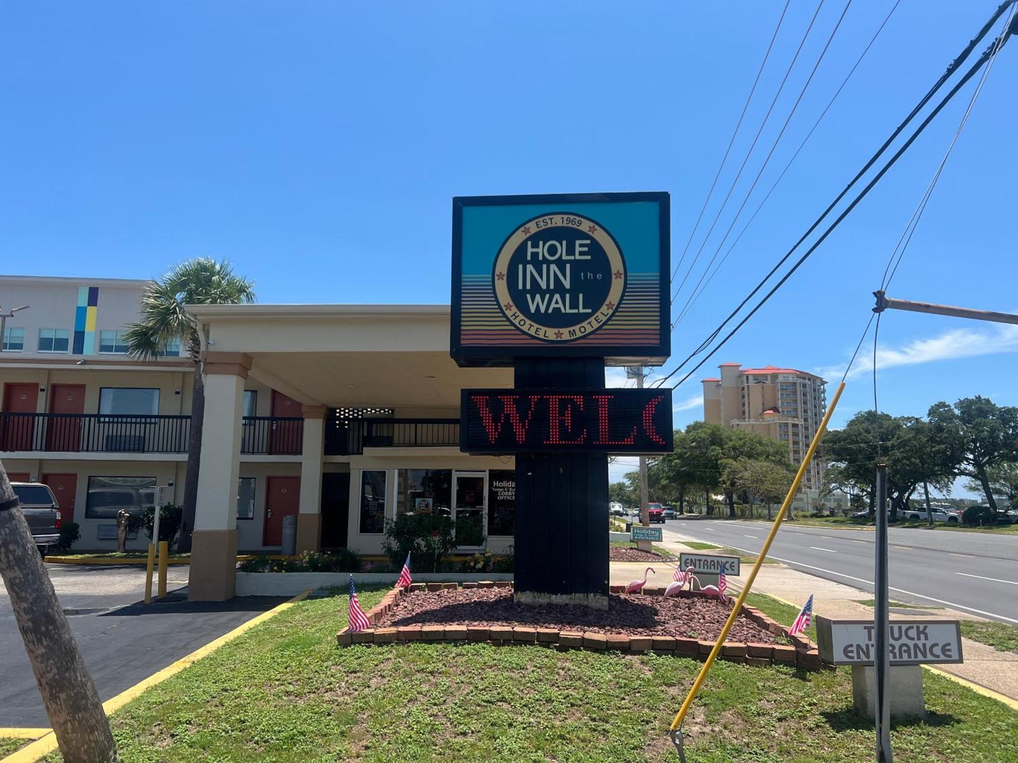 Hole Inn The Wall Hotel - Fort Walton Beach - Sunset Plaza - Nearby Beaches & Hurlburt Dış mekan fotoğraf