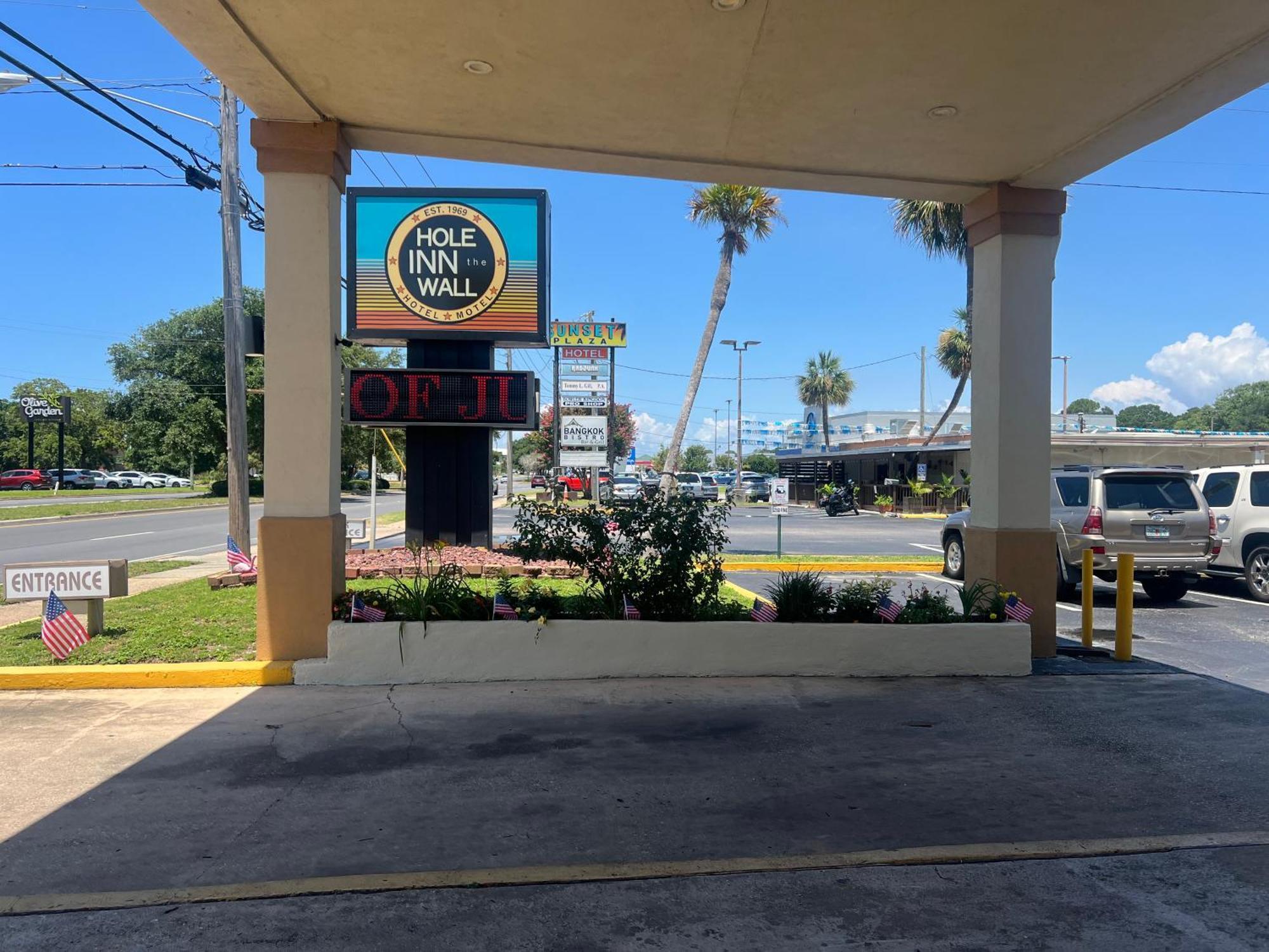 Hole Inn The Wall Hotel - Fort Walton Beach - Sunset Plaza - Nearby Beaches & Hurlburt Dış mekan fotoğraf