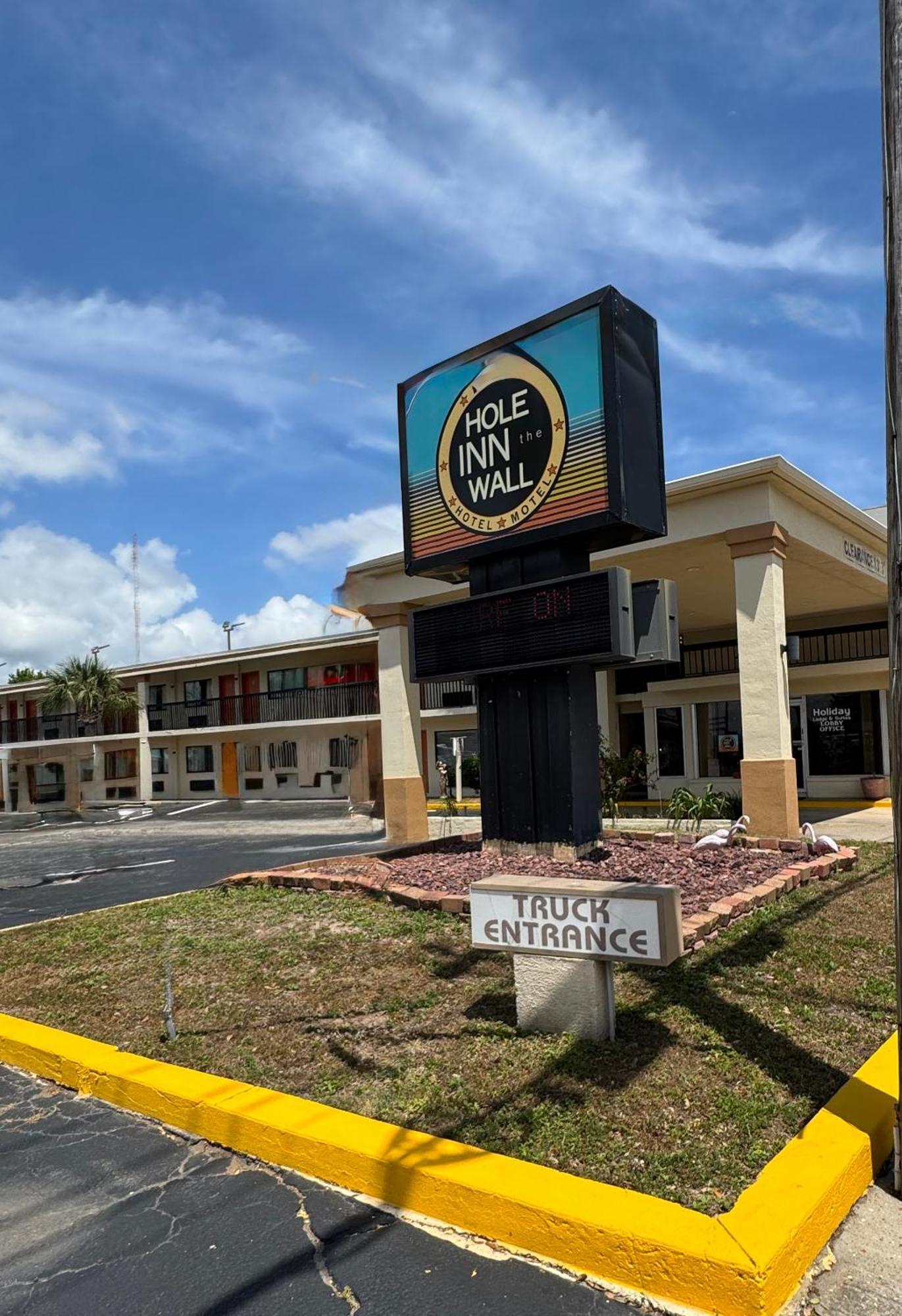 Hole Inn The Wall Hotel - Fort Walton Beach - Sunset Plaza - Nearby Beaches & Hurlburt Dış mekan fotoğraf