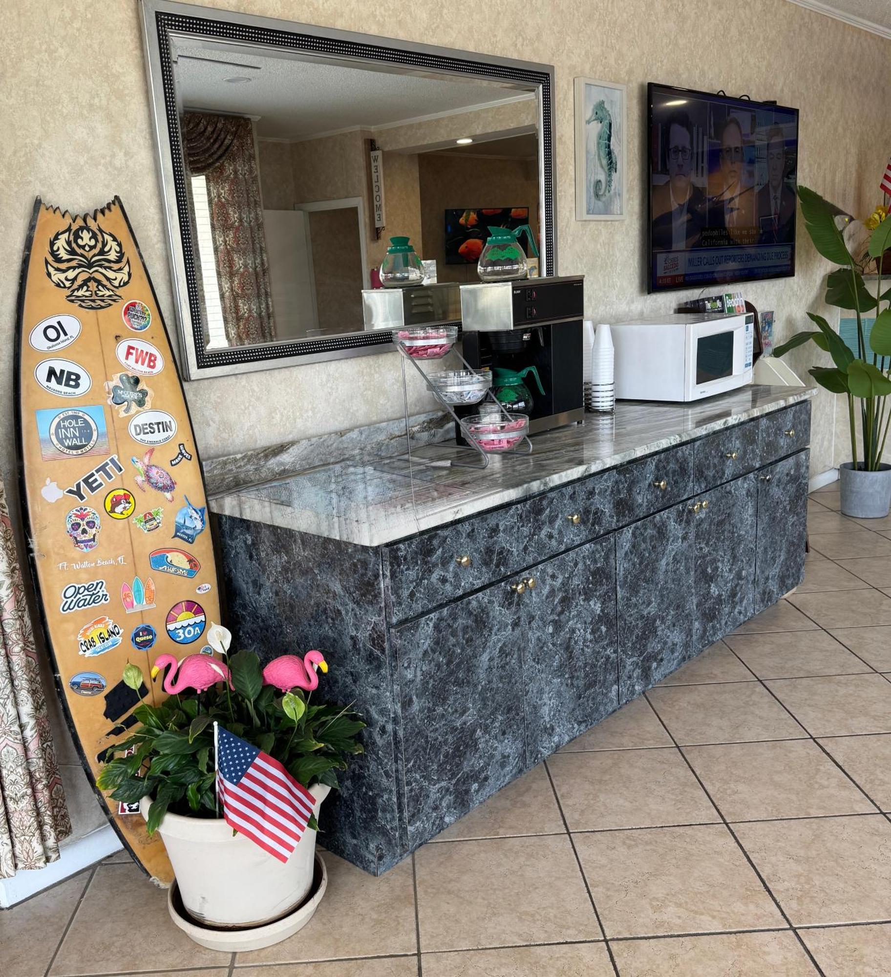 Hole Inn The Wall Hotel - Fort Walton Beach - Sunset Plaza - Nearby Beaches & Hurlburt Dış mekan fotoğraf